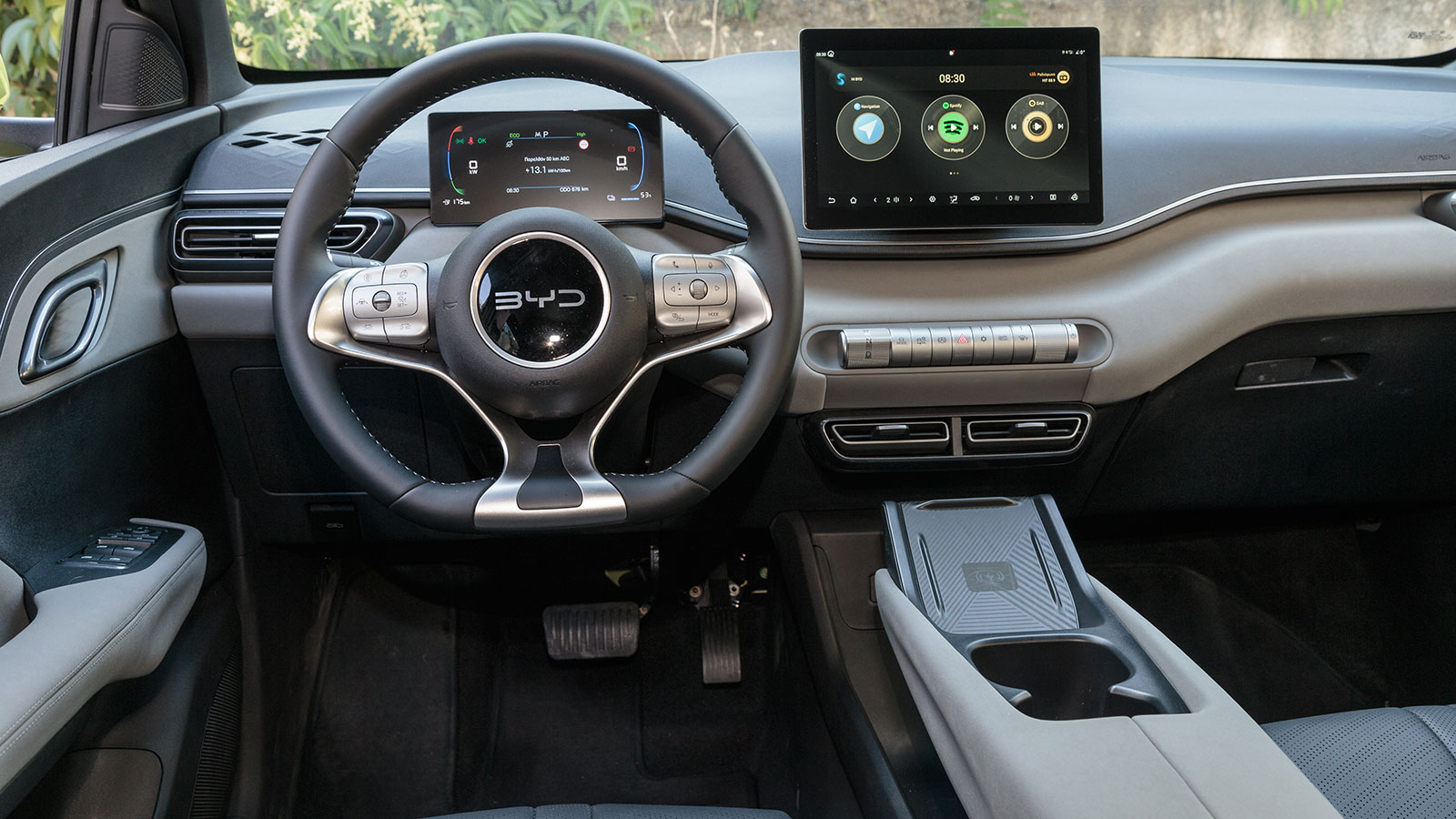 Το ΒYD Dolphin Surf είναι λιτό σχεδιαστικά στο εσωτερικό του, με την οθόνη αφής των 10,1 ιντσών η οποία διαθέτει και περιστρεφόμενο μηχανισμό να κερδί